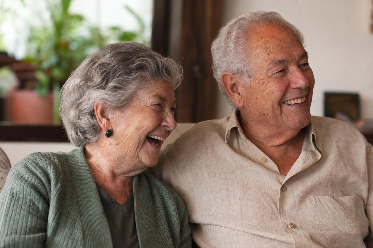 Casal de idosos sorrindo, pacientes da Clínica Igeru